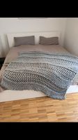 Handgestrickte, graue Kuscheldecke - perfekt für den Winter!