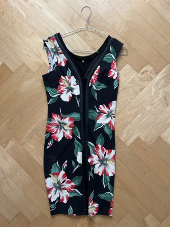 Guess Kleid schwarz Blumenmuster Grösse XS guter Zustand