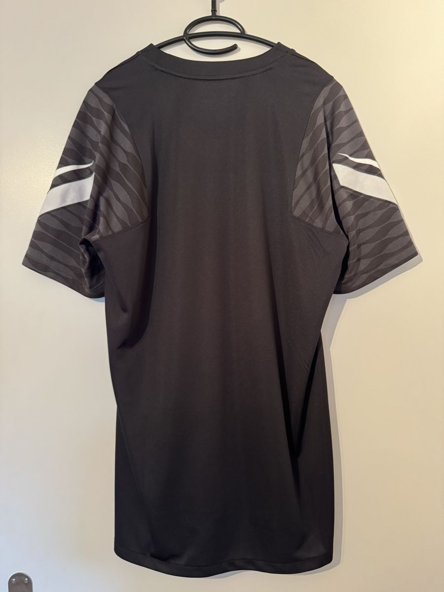 Nike Leibchen & Hosen: YB Trainingsshirt – Neu (gemäss Beschreibung) aus Worb von vd986u 1