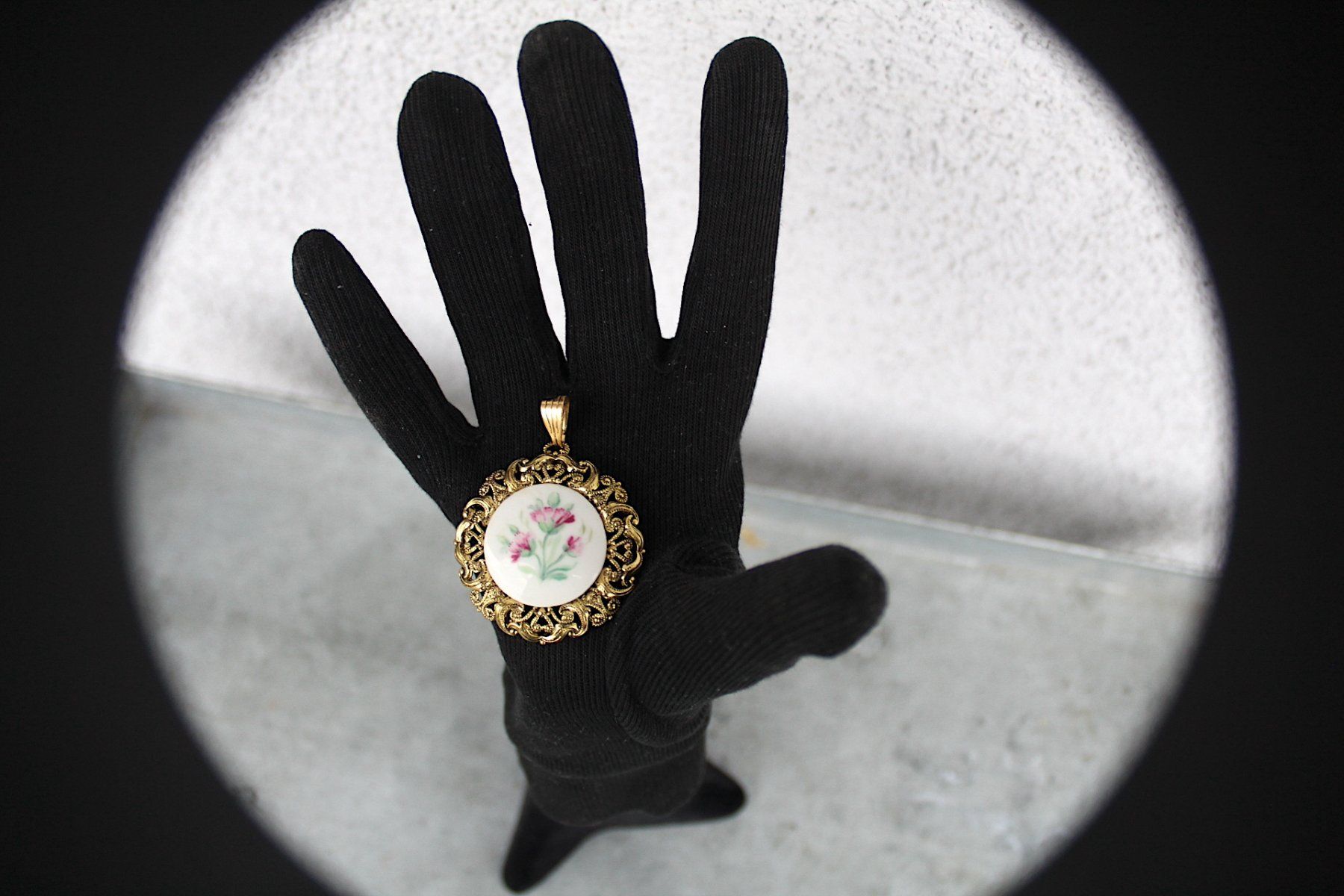 Pendentifs: Anhänger mit Porzellan. – D'occasion à Locarno par madame-tus-sauds