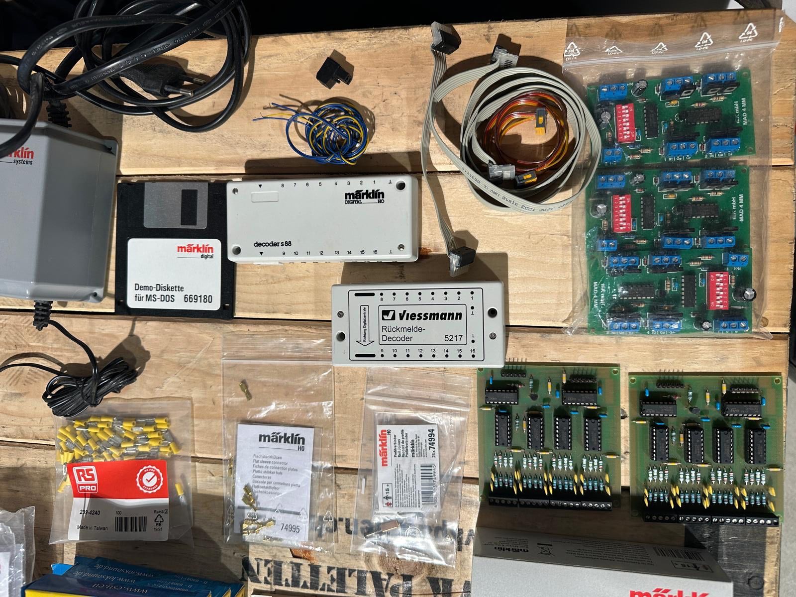 Märklin Modellini di ferrovie: Riesiges Märklin Digital Konvolut mit Lok Pilot Decoder etc. – Usato da Luzern venduto da Fracht-Design.ch 3