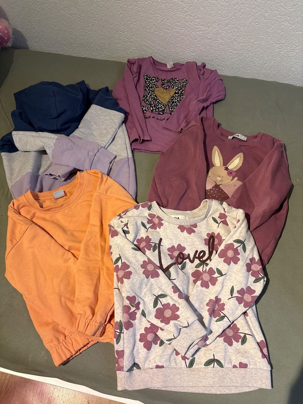 Kleiderpakete & -sets: Pullover Mädchen 5 Stück 104/110 – Gebraucht aus Aarwangen von kah_79t5
