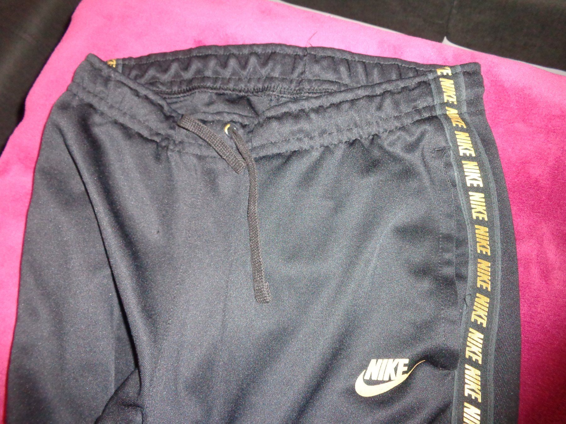 Lotti di vestiti: Trainer Nike Gr S schwarz mit Gold – Usato da Liestal venduto da Gecko16 5