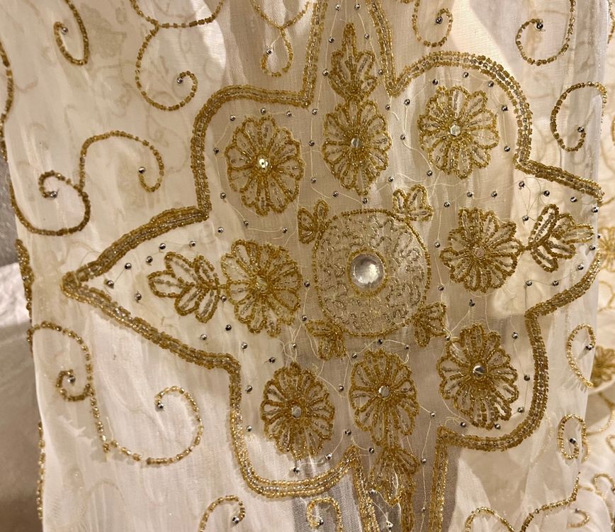 Jolie poupée ancienne délicate avec de longues boucles blonde habillée