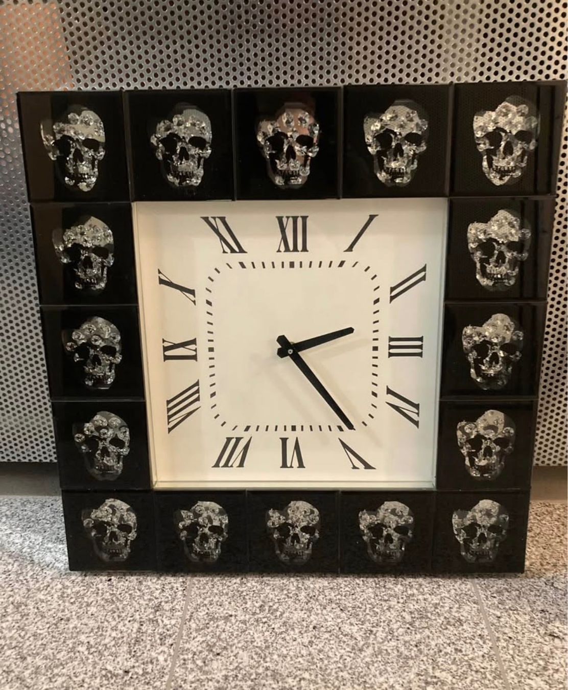 Orologi: Massive Totenkopf Wanduhr – Usato da Galgenen venduto da VanessaSwiss