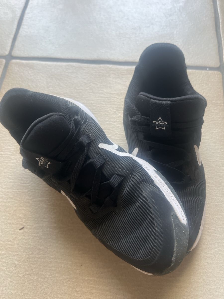 Nike Scarpe per ragazzi: Nike Kicks black white used size 34 – Usato da Bachenbülach venduto da Dana_Ondrasik 2