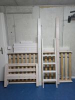 Halbhohes Kinderbett mit Leiter
