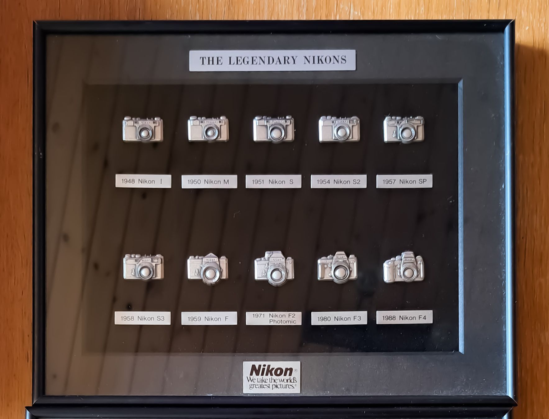 Nikon Plaketten & Abzeichen: the Legendary Nikons tableau de pins – Gebraucht aus St-Imier von Mohe