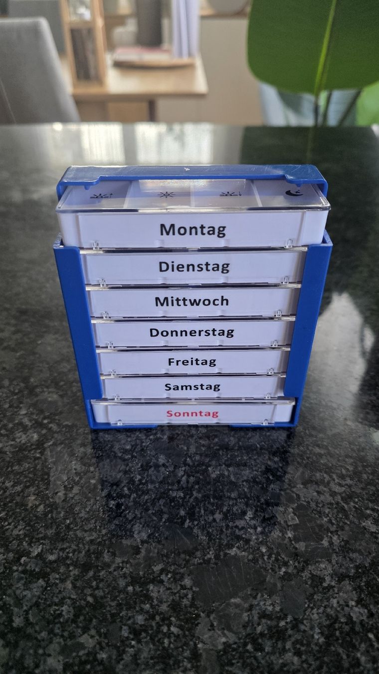 Recipients et similaires: Wochen-Tablettenbox blau mit 7 Tageseinsätzen – D'occasion à Niederbüren par isa_s9jx