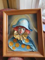 un tableau avec personnage en relief  larg.55cm haut.65cm