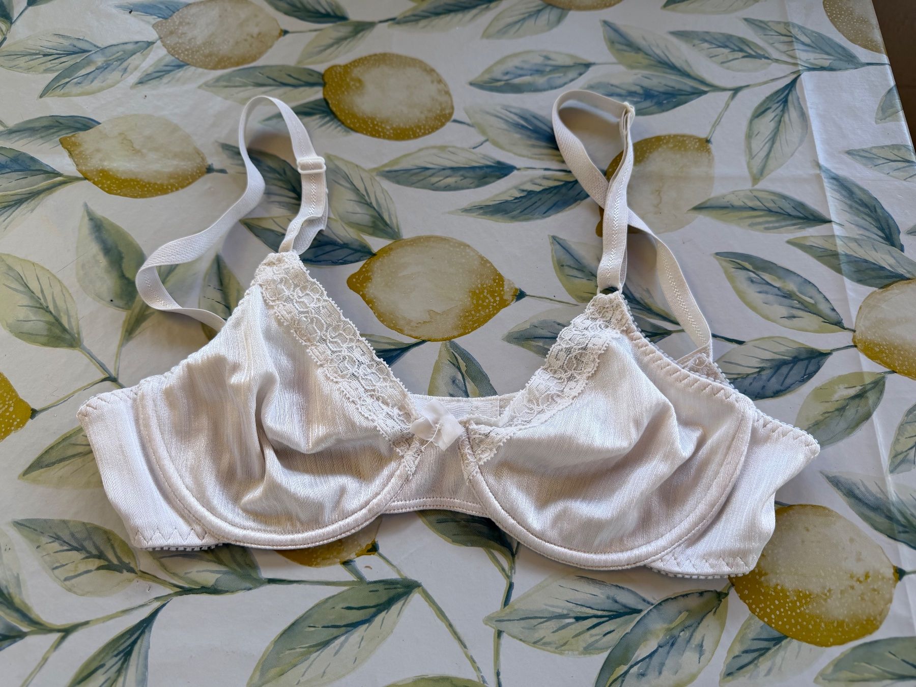 Altra biancheria intima: Wunderschöner, BH, mit Spitzen, Trägerlänge varia, Gr. 75B – Usato da Egg b. Zürich venduto da Mogli93