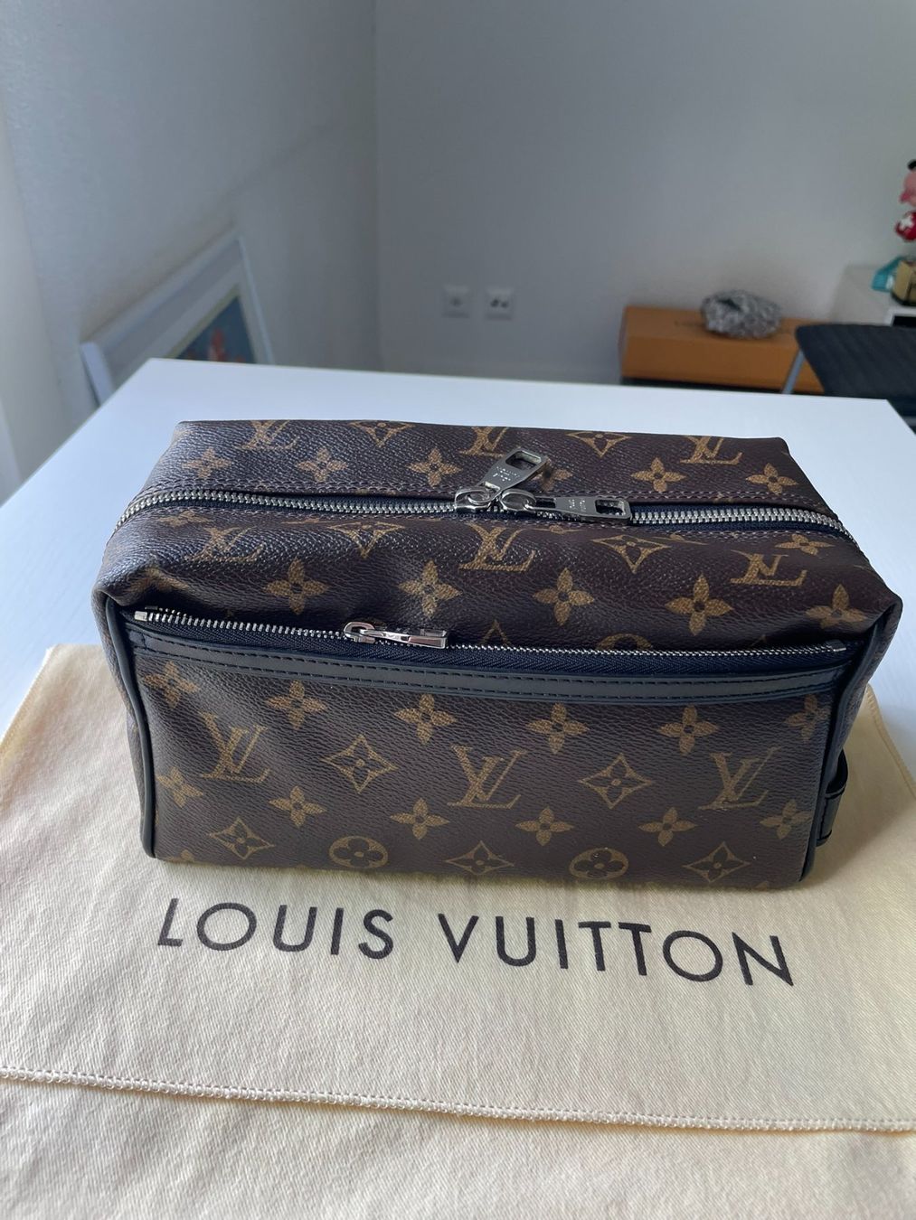 Louis Vuitton Kosmetikkoffer: Trousse de toilette Louis Vuitton – Gebraucht aus Neuchâtel von JMOL