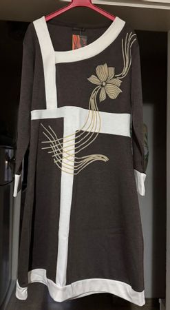 Robe couleur marron et blanche avec fleur - Taille XL neuve