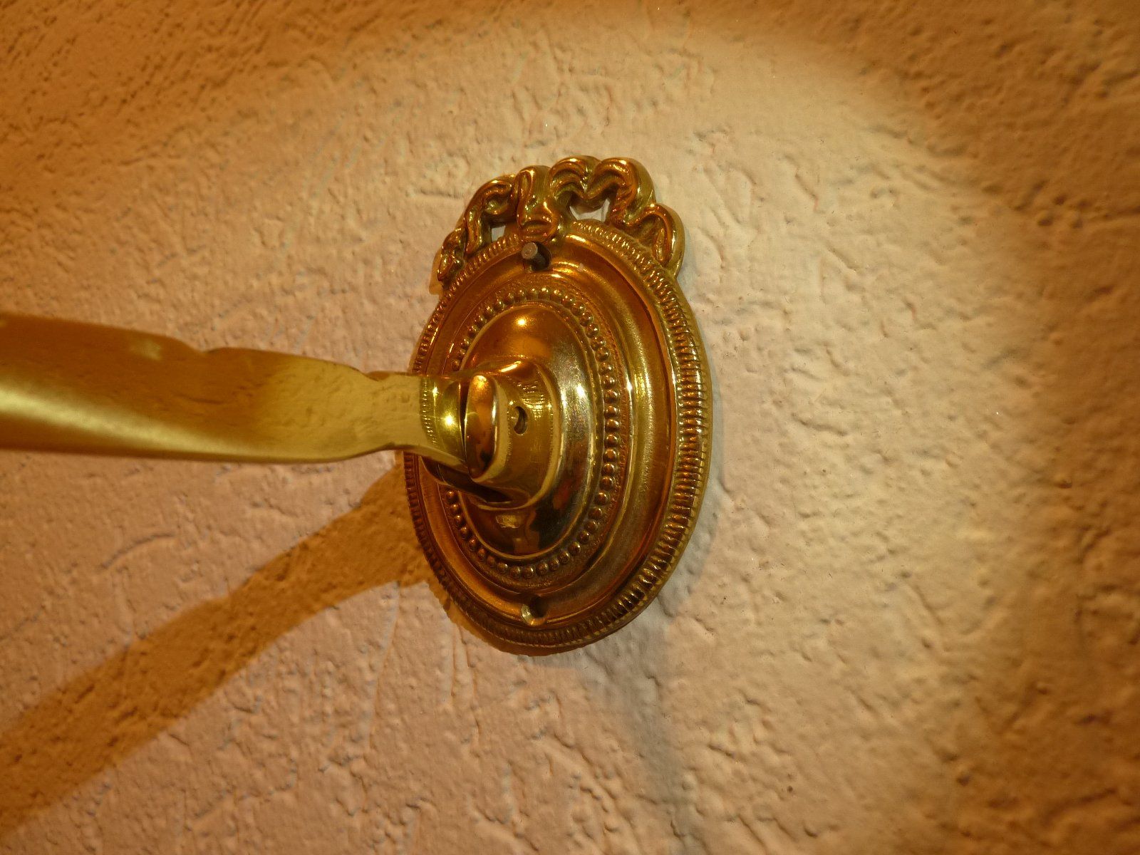 Ferramenta: antiker Kleiderbügelhalter klappbare Messing 17 cm – Usato da Hochfelden venduto da swissice 1