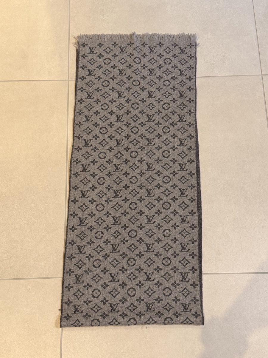 Louis Vuitton Foulards & écharpes: Louis Vuitton Monogram Schal / Sciarpa - 100% Wool – D'occasion à Lugano par antoniobonyy 1
