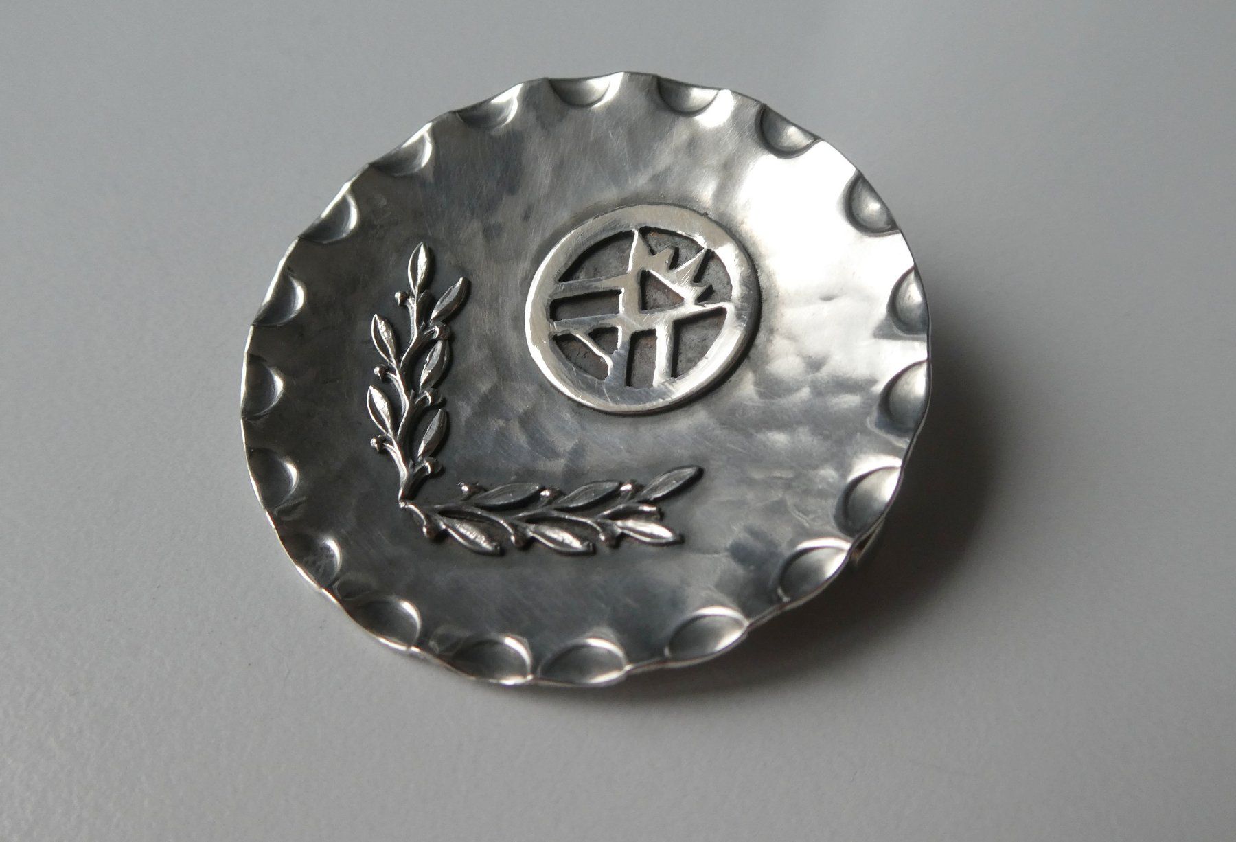 Placchette & Badge: Abzeichen Brosche 800 Silber Lorbeerzweig Zeichen – Usato da Frauenfeld venduto da dhour