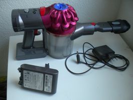 Dyson V-7 Akkustaubsauger in schönem Zustand mit neue Akku !