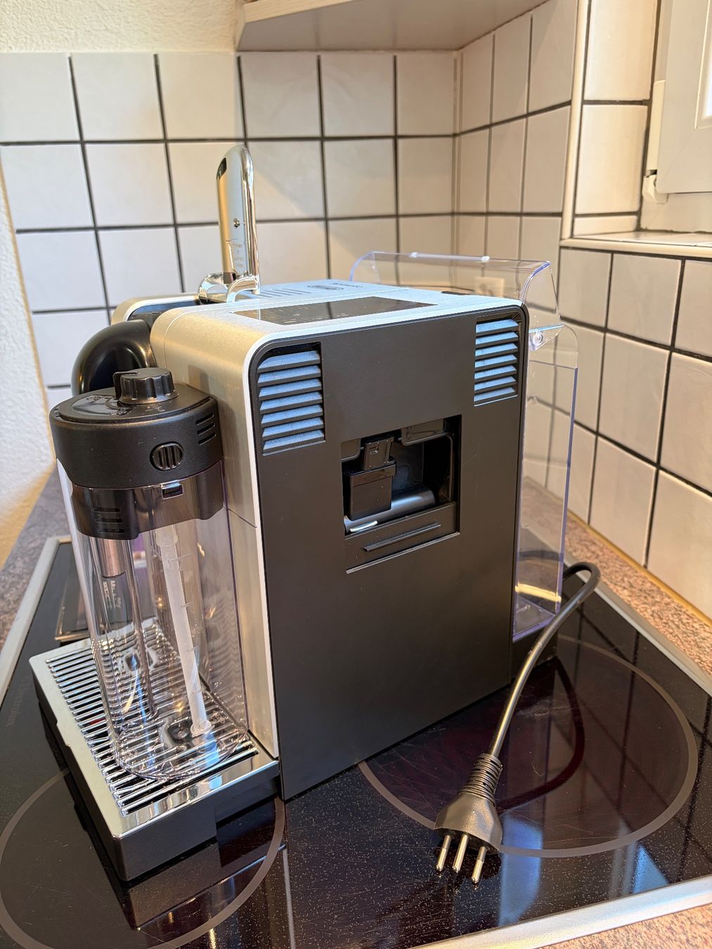 De'Longhi Kaffeemaschinen & Espressomaschinen: Nespresso DeLonghi Lattissima Pro – Gebraucht aus Zofingen von Angela_A 2