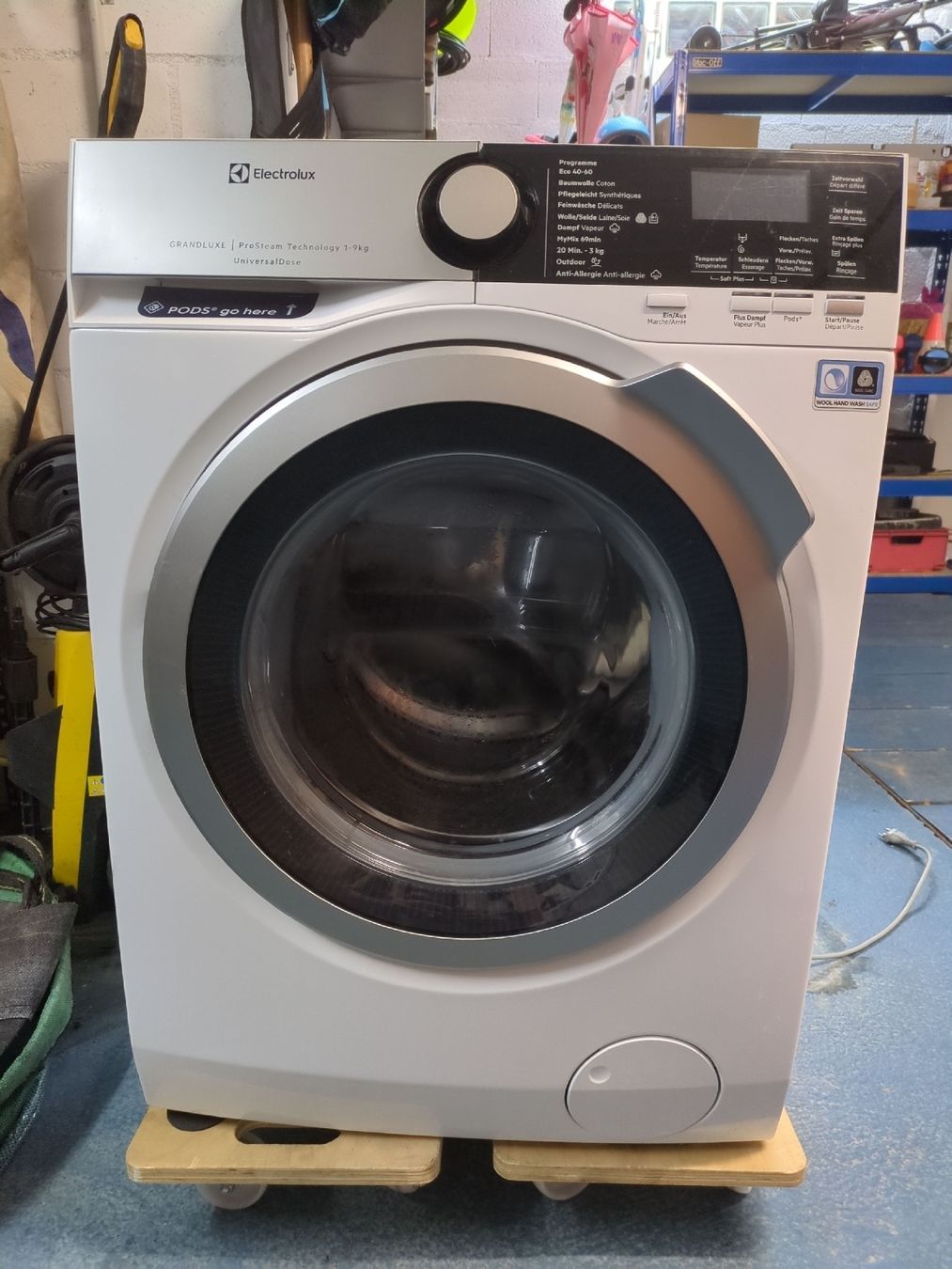 Electrolux Lavatrici: Machine à laver Electrolux GrandLuxe ProSteam - 9kg – Difettoso da Corminboeuf venduto da MrGP87