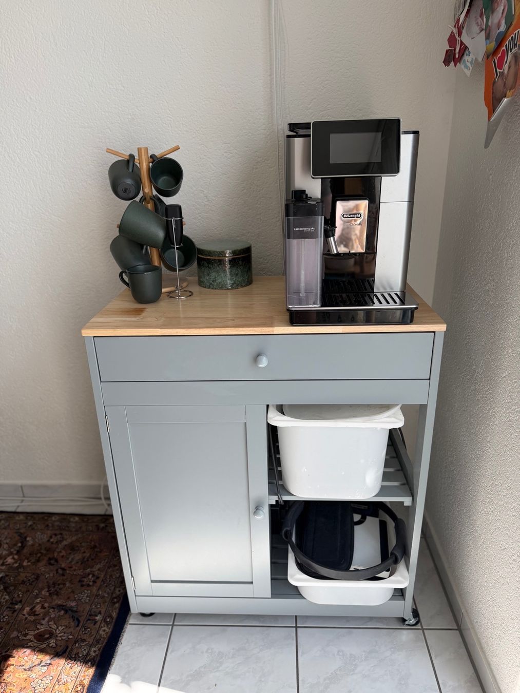Carrelli di servizio: Küchenwagen / Kaffeemöbel auf Rollen grau Holzoptik – Usato da Root venduto da Jo.Di