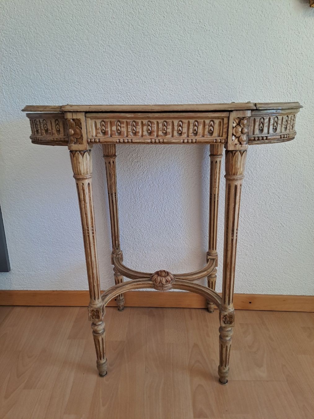 Tavoli: Antiker Beistelltisch / Nähtisch mit Schublade – Usato da Gondiswil venduto da Antiquitas...