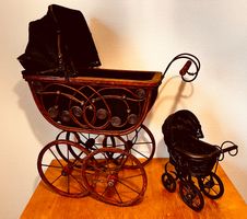 Zwei antike Puppenwagen