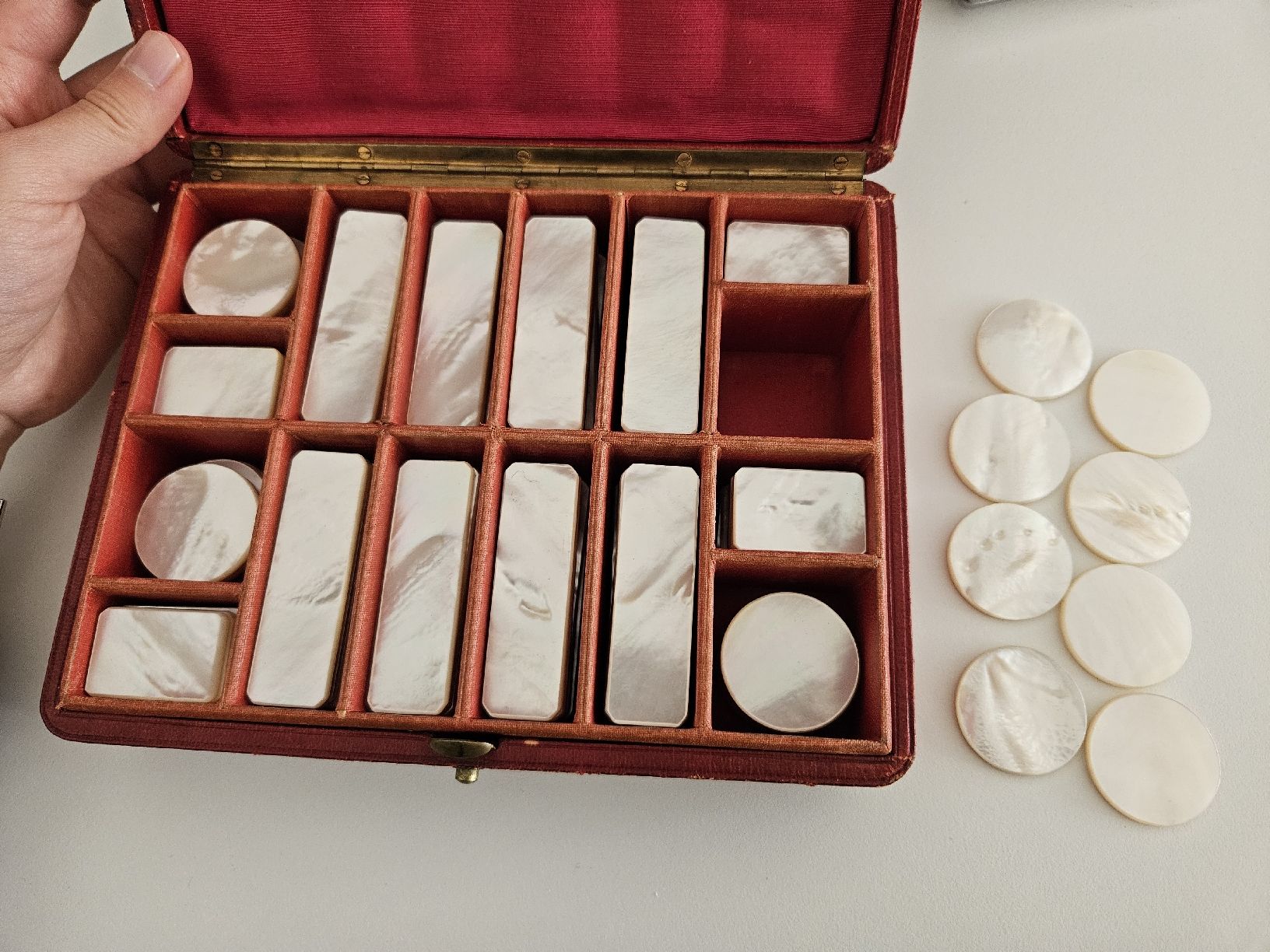 Giocattoli: Antikes Set mit 144 Perlmutt Scheiben / Jetons / Spielset – Usato da Wiezikon b.Sirnach venduto da wiezikon.vintage