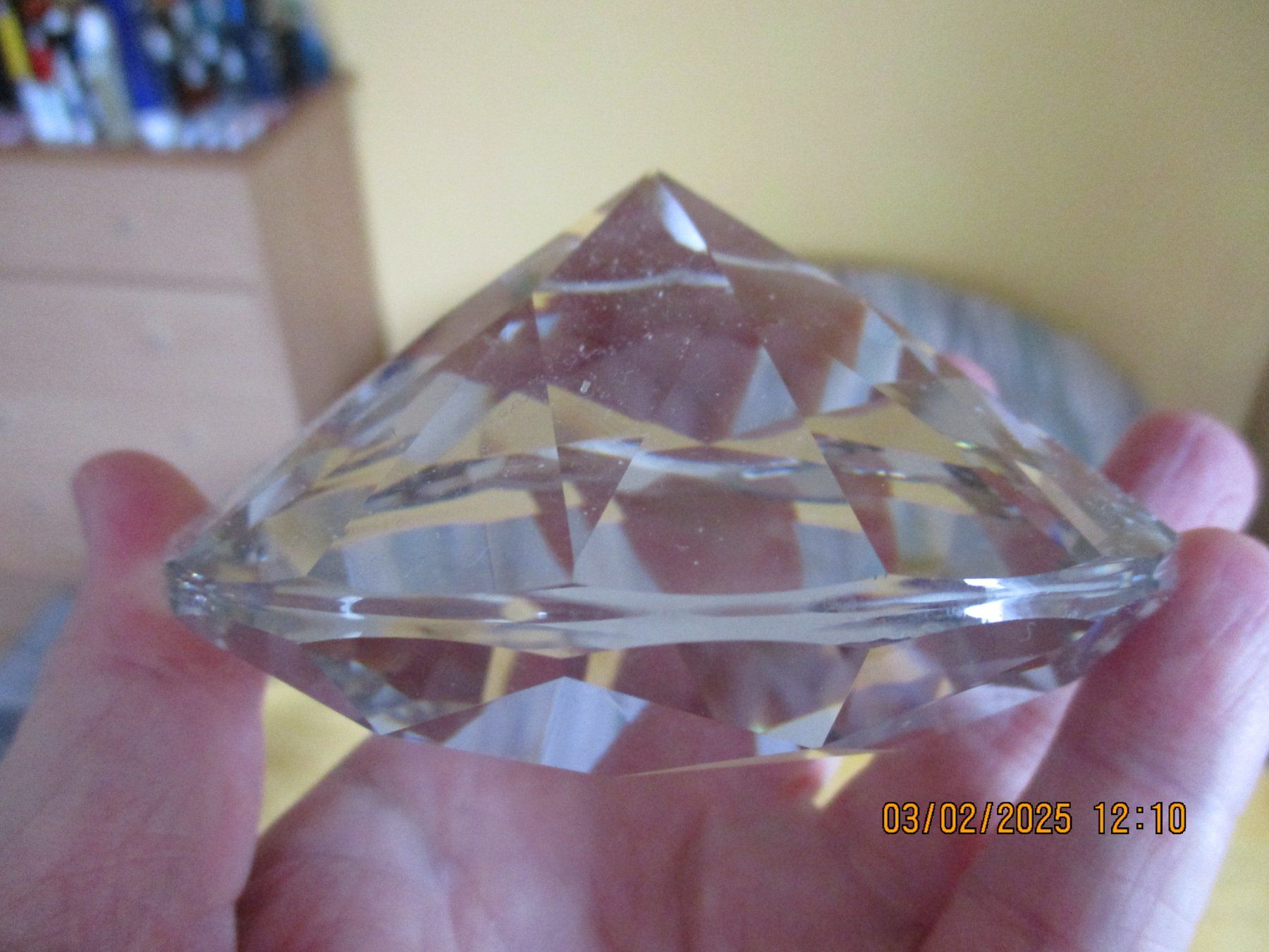 Tutte le decorazioni: KRISTALLGLAS-PYRAMIDE MIT SCHÖNEM LICHTEFFEKT – Nuovo (secondo la descrizione) da Safenwil venduto da universum78 1