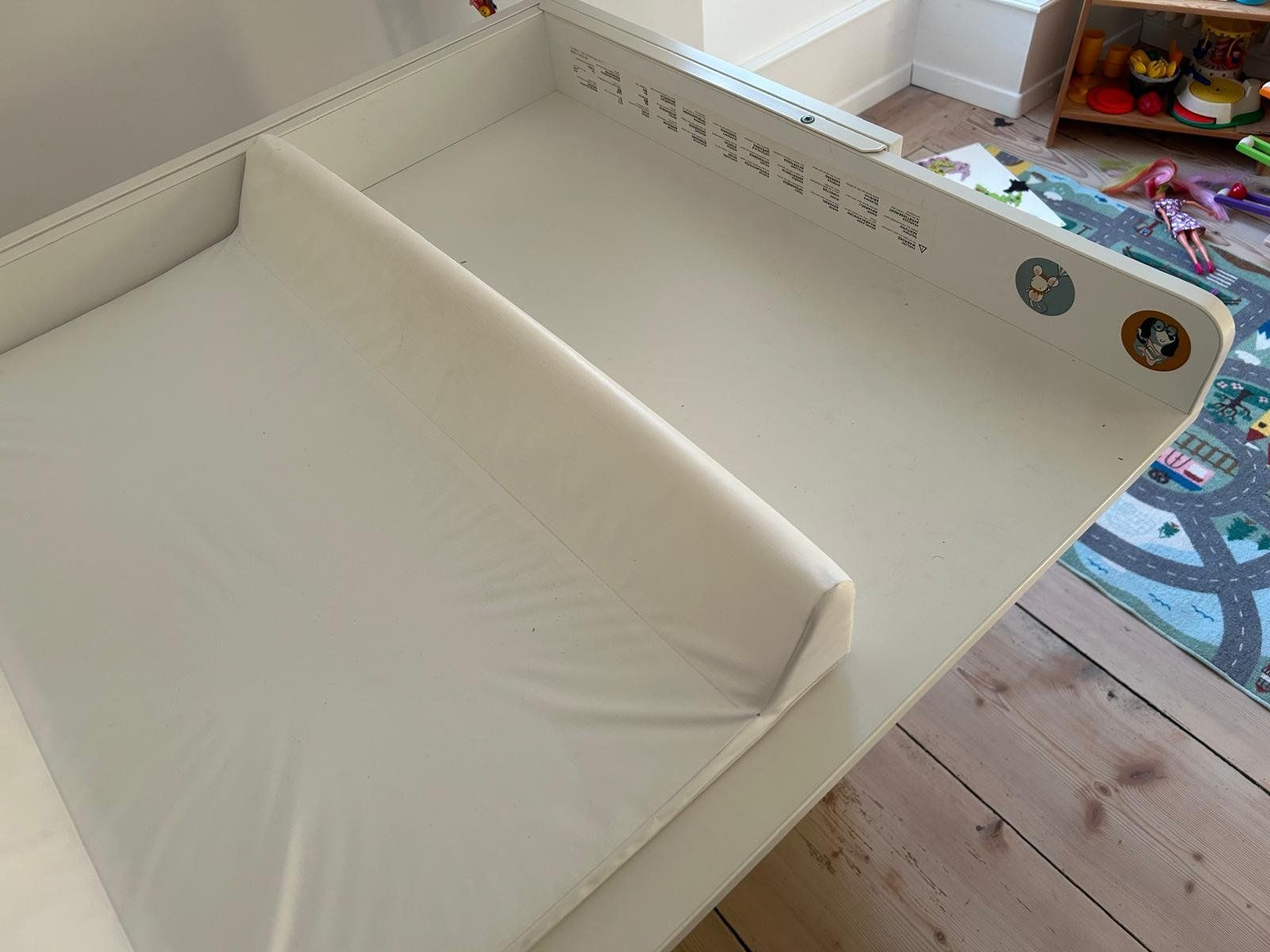Ikea Letti: Lit bébé évolutif et table à langer – Usato da L'Abergement venduto da mme_6rmr 7
