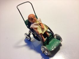 Antiker "SPIELZEUG BLECH-KINDERWAGEN“ mit Massepuppe