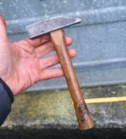 kleiner antiker Hammer vorne „geschlitzt“