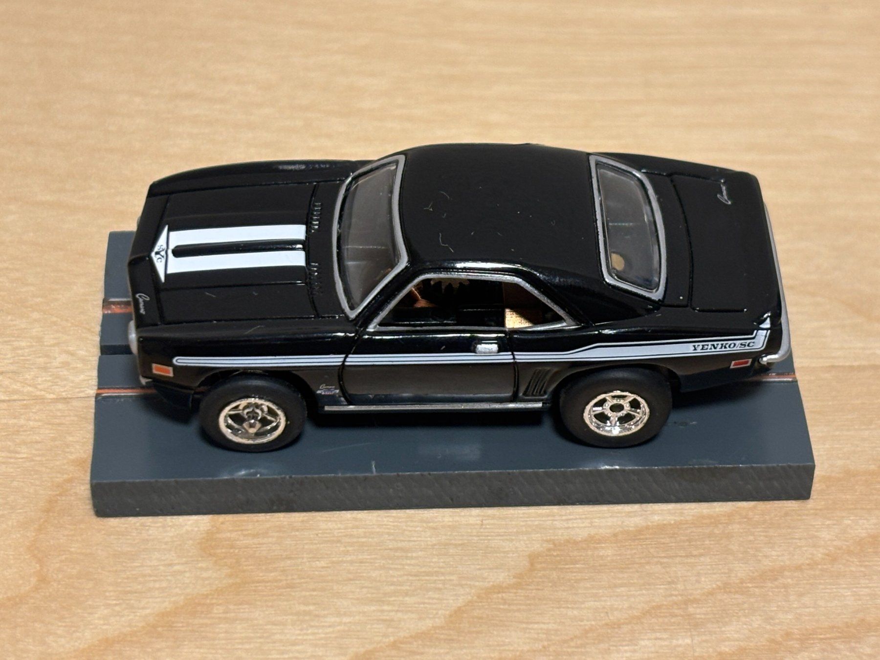 Circuits: Johnny Lightning Yenko Camaro schwarz – Neuf (Voir description) à Bülach par h0slotch 1