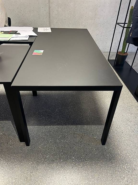 Schreibtische: Bigla Bürotisch schwarz 180×80 cm – Gebraucht aus Stans von ARCHBAU