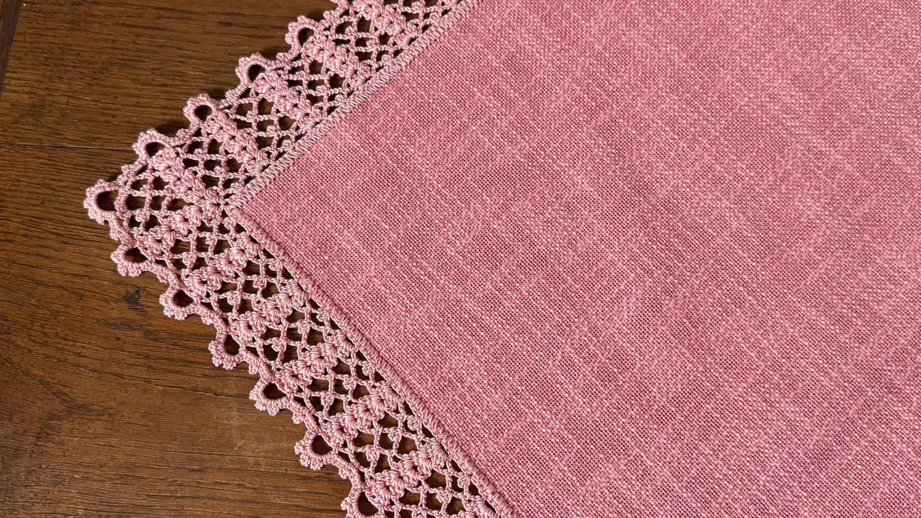 Altra biancheria da tavola: Tischdecke quadratisch rosa mit Häkelspitze 77x77cm – Usato da Birsfelden venduto da Nic21 1