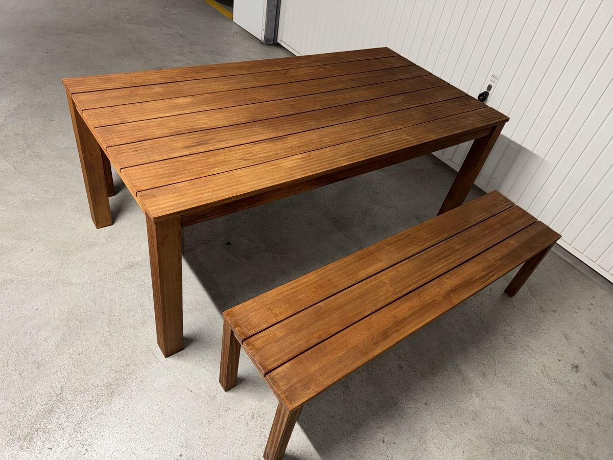 Set di tavolo e panche: Wunderschöner Tisch mit zwei Bänke - Rustikal – Usato da Jona venduto da emm01 2