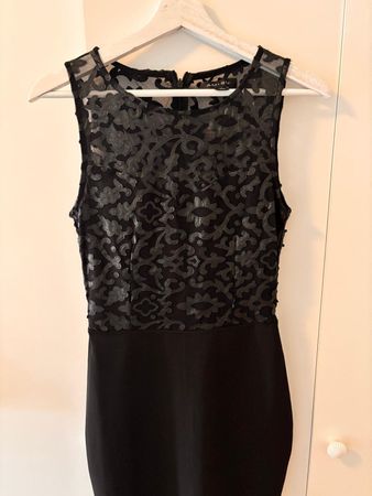 Robe noire Amisu avec dentelle – Très bon état