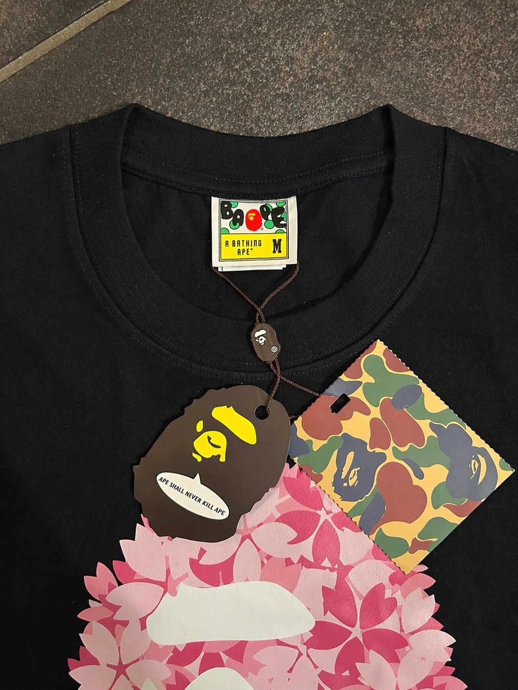 Bape T-shirt: BAPE Sakura Black Tee 🌸 – Nuovo (secondo la descrizione) da Le Locle venduto da Diabolo11 2