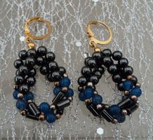 Modeschmuck: Ohrringe mit künstlichen Perlen, blau und grau.