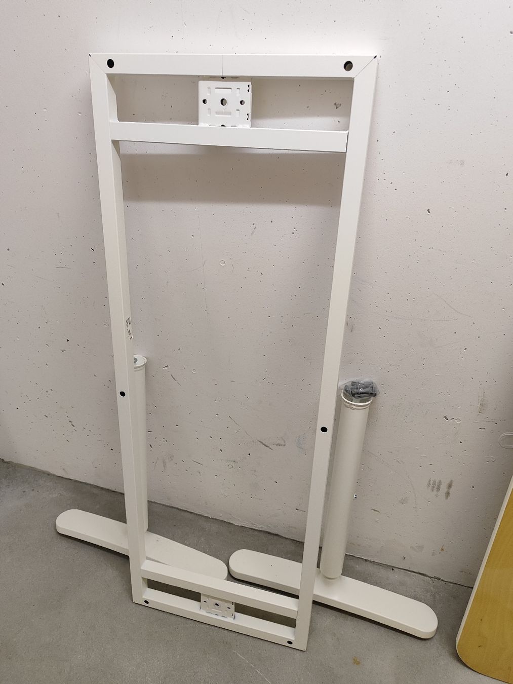 Scrivanie: Ikea Tisch Bekant 140x60cm – Usato da Illnau venduto da iwo_jyy5 1