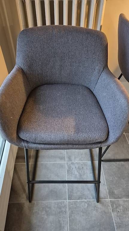 Set tavolo e sedie: A vendre Table Haute et 3 chaises – Usato da Choulex venduto da kmi_p7rp 1