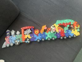 Holzeisenbahn Puzzle mit Buchstaben und Zahlen bunt