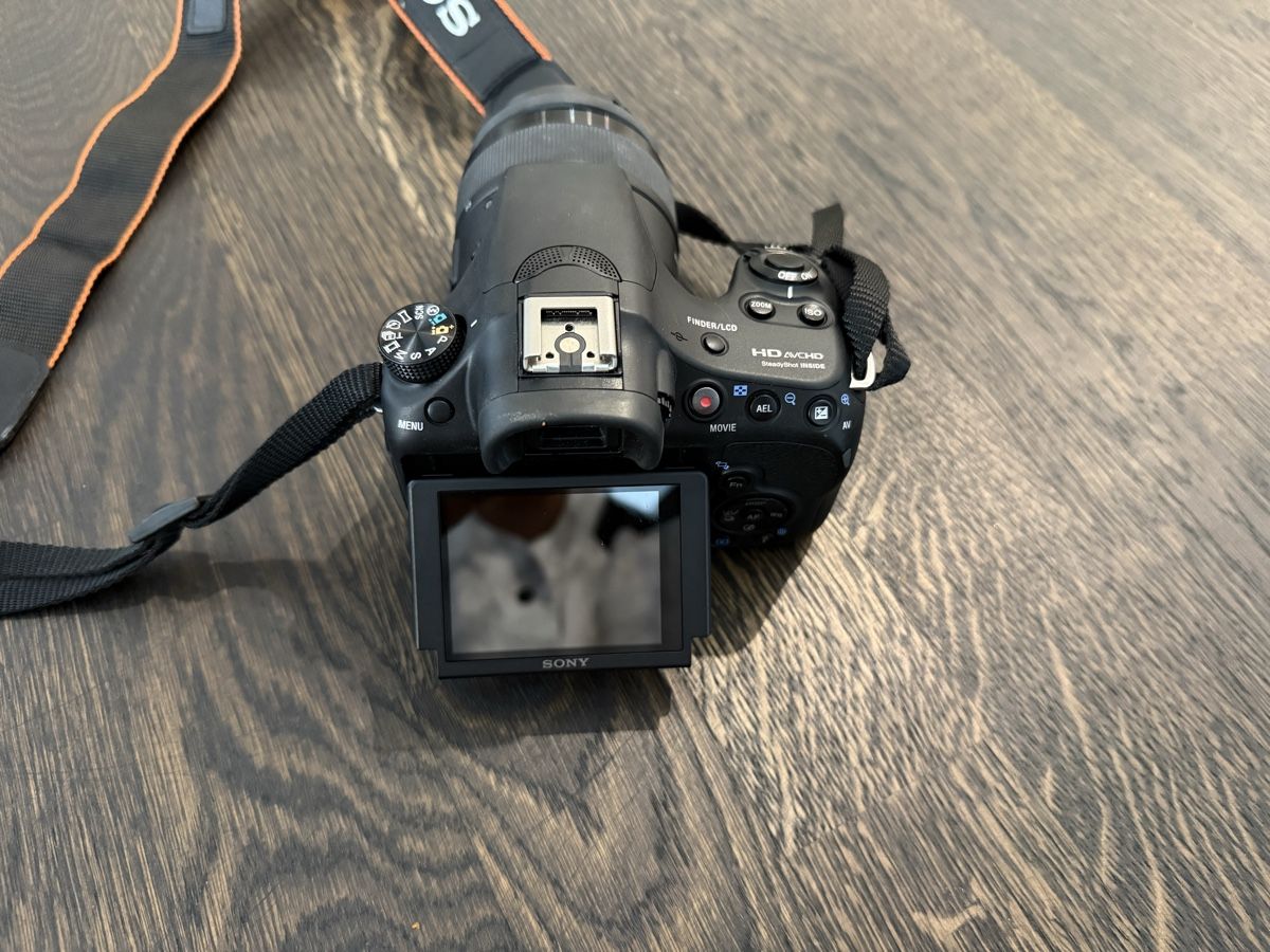 Sony Fotocamera: Sony Alpha SLT-A58 + 18–55 mm Objektiv – Usato da Dübendorf venduto da kevinsantospereira