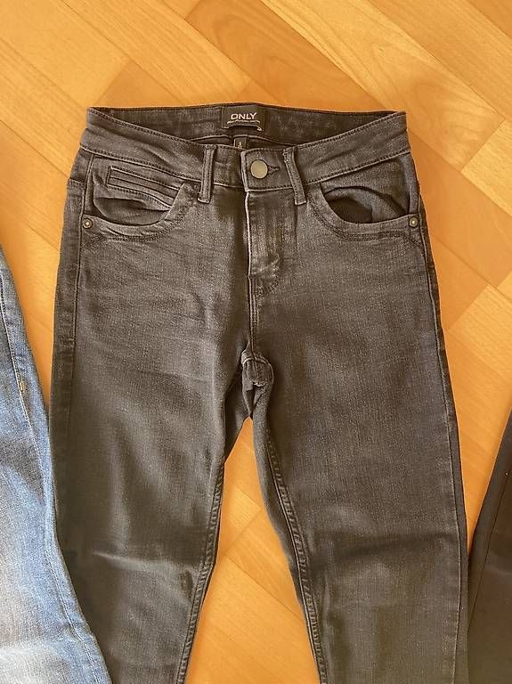Jeans: 3x neuwertige Hose Grösse XS – Gebraucht aus Mollis von sch_7b5z 2