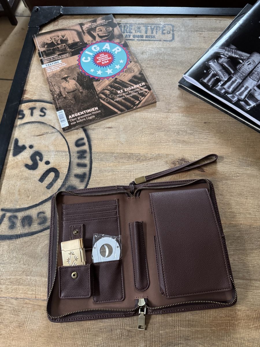 Humidor per sigari: Leather Cigar Case with Accessories – Nuovo (secondo la descrizione) da Seuzach venduto da Wolf936 2
