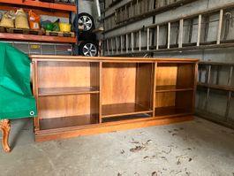 Gut erhaltenes Holzregal, Nachttisch und Gestell
