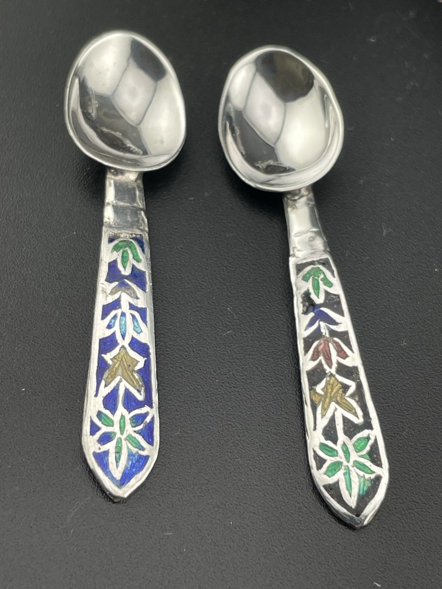 Set di piatti: Pair antique silver enamel salt cellars + spoons - India? – Usato da Genève venduto da PepitesdAlor 2