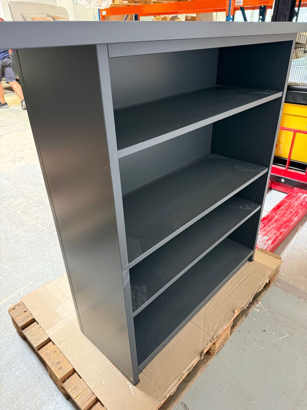 Ladenausstattungen & Messebau: Messe-/ Rednerpult MDF anthrazit – Gebraucht aus Winterthur von Schlafpunkt 3