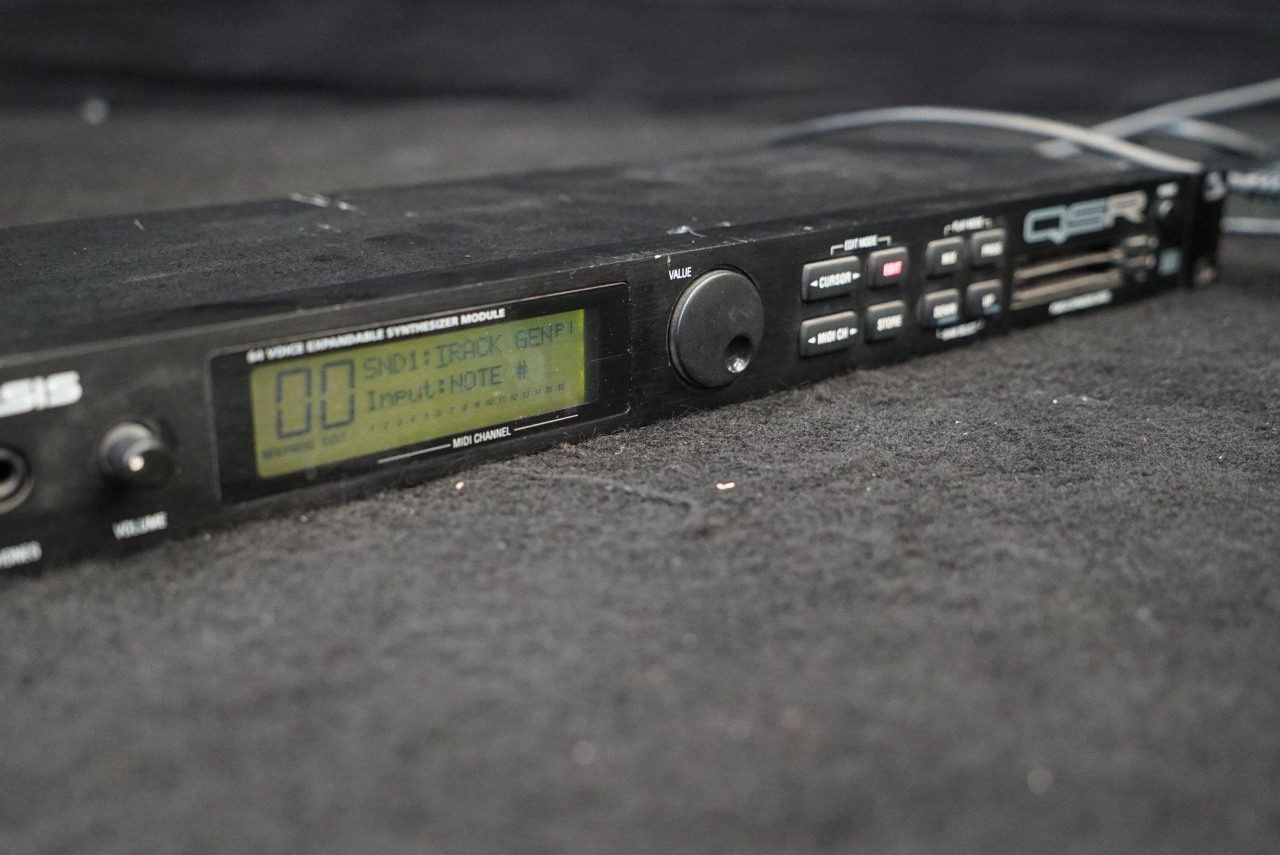 Alesis Strumenti musicali: Alesis QSR 64 Voice Expandable Synthesizer Module Rack Unit – Usato da Ortschwaben venduto da Musictrade 3
