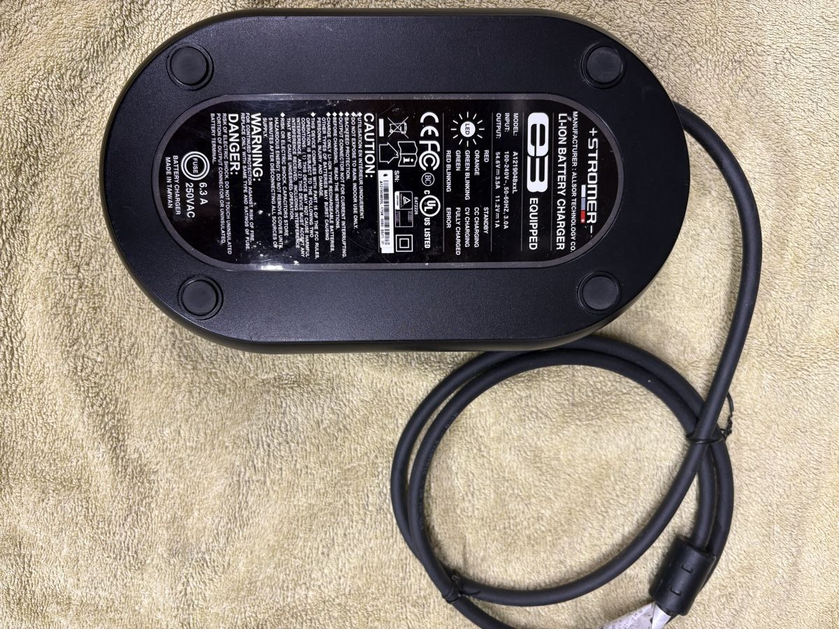 Chargeurs: Stromer Ladegerät e3 – D'occasion à Schalchen par Jussila65 1