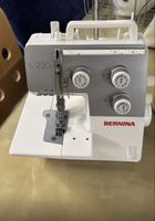 Bernina L 220 Cover und Kettenchtich-Maschine mit Zubehör 